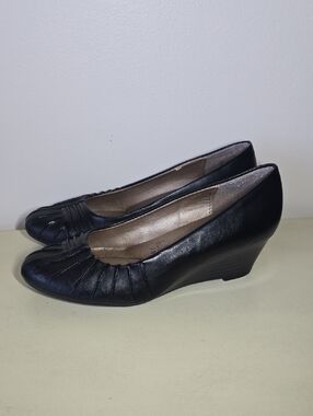 Soft Style Black Wedge Pumps with Pleated Toe